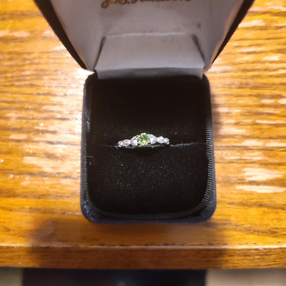 Jewelry - Elegant Silver and Green Gemstone Ring Size 8